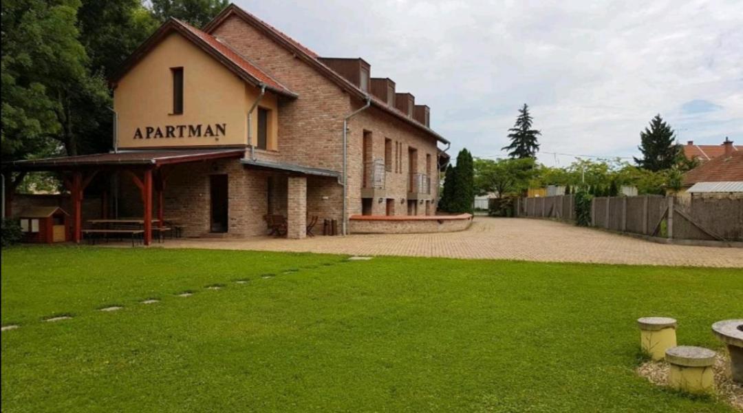 Niki Apartman Дьюла Экстерьер фото