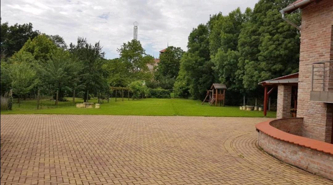 Niki Apartman Дьюла Экстерьер фото
